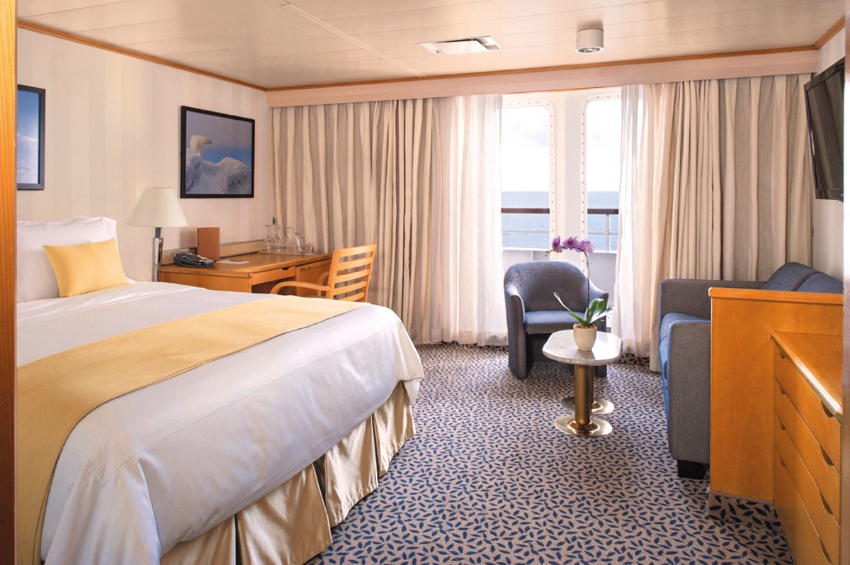 CroisiEurope MV La Belle des Oceans Riviera Suite.jpeg